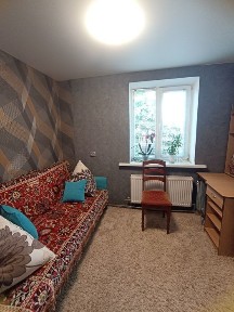 Окремий будинок у молодіжному районі міста.