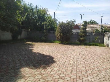 Офісна будівля на власній території