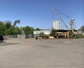 Продається готовий майновий комплекс, розташований за адресою: м. Київ, вул. Святошинська, Для виробничого, логістичного або складського бізнесу.