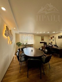 Сучасне офісне приміщення з функціональним плануванням