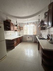 Просторий будинок для великої родини в передмісті Одеси