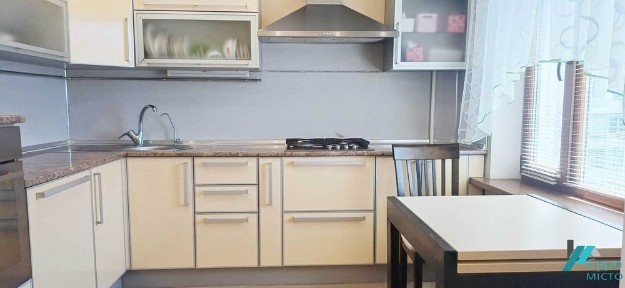 продам 3 кімнатну квартиру вул. В. Українця