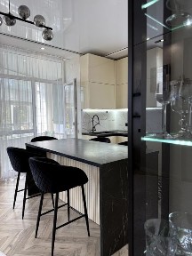 Продаж квартири площа 88м. кв кухня 30м. кв та 2-ві кімнати вул Під Голоском