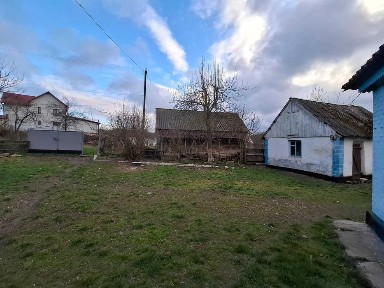 Будинок Турбів, поруч озеро та ліс