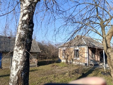 Будинок знаходиться в центрі села Сезенків.
