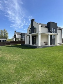 Продаж будинку на 10 сотках з виходом до озера. 165тис. $