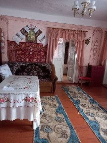 Будинок цегляний та стара дерев'яна хата