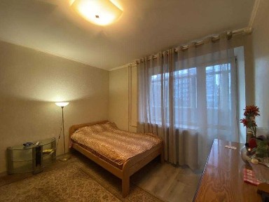 Продам квартиру в цегляному будинку, вул. Калинова