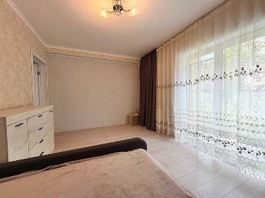 Оренда однокімнатної квартири з власним двориком біля Центрального парку