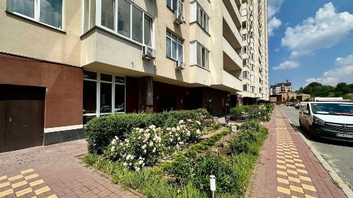 416 кв. м або 208 під склад/виробництво