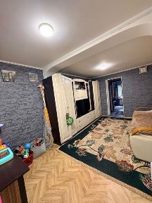 Продам більшу частину будинку в центральній частині міста.