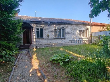 Житло з комунікаціями та власною земельною ділянкою по вулиці Запорізькій