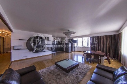 Продаж ексклюзивної 4-кімнатної квартири з дизайнерським ремонтом. Центр!