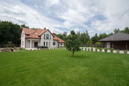 Продаж будинку 300 м² з басейном