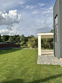 Продаж просторого та ЯКІСНОГО будинку на березі озера. ШИКАРНА простора ділянка та зручне планування. До центру Бучі пара хвилин
