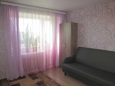Продам 1 кім. квартиру по пр. Соборному (р-н Центру зайнятості) або обміняю її на 3-ьох кім. квартиру з нашою доплатою