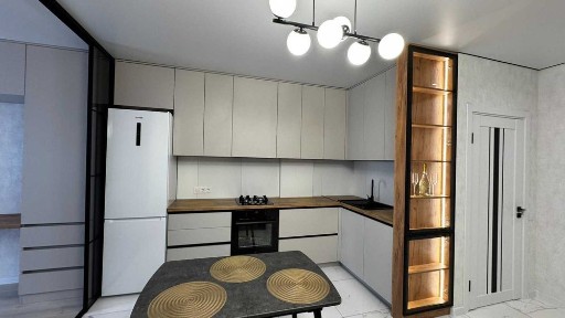 Новая квартира, большая кухня. Дом с газом. Никто не жил. Остается все