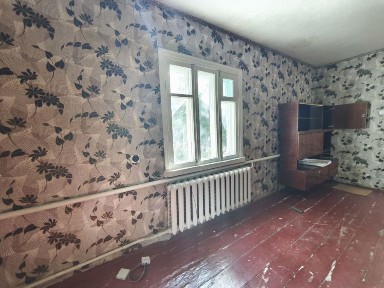 Будинок з газом, грубкою. Є літня кухня, сарай. Землі 18 соток