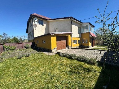 Новий продаж будинку в Бартатові. Залишаються меблі та техніка.