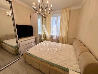 Продаж 2 кімнатної квартири з ремонтом, сталінка, Солом'янський район Правий берег метро Олімпійська проспект В. Лобановського