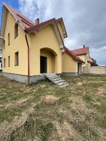 Особняк з великою земельною ділянкою, з міськими комунікаціями.
