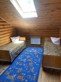 Будинок біля річки з басейном