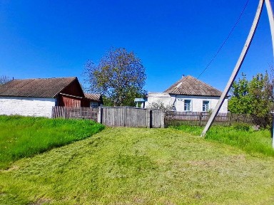 Будинок смт. Линовиця з великою ділянкою