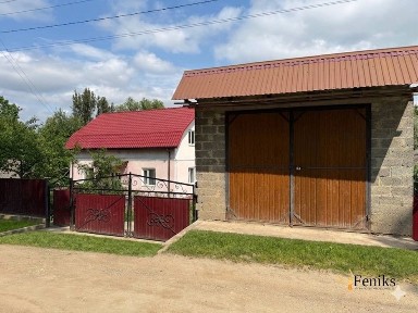 Будинок з гарною територією всіма комунікаціями готовий до проживання