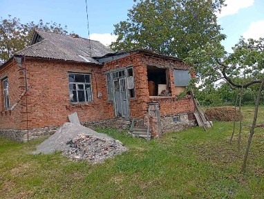 Продаж будинку з ділянкою.