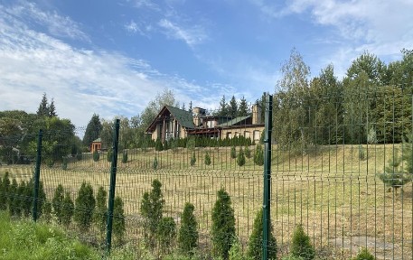 Продається будинок з бруса з двома басейнами та зі своїм озером.