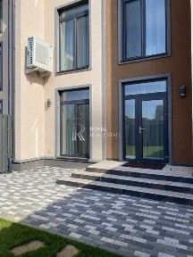 Оренда Таунхаус Київ Солом'янський район 170 м² 5 кімнат 3 поверхи Тераса Автономність Тепла підлога Сад Резервне живлення