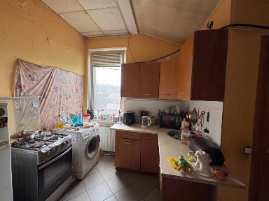 Продається просторий 2-о поверховий будинок в тихому районі міста