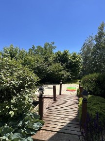 Санжійка, сучасний двоповерховий будинок