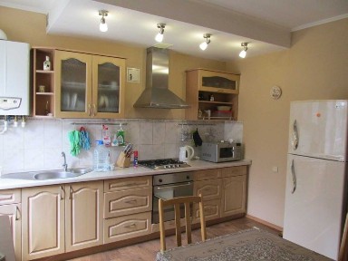 Продам 2 кім. квартиру заг. площею 78 квадратних метрів з інд. газ. опаленням по вул. Перспективній ( р-н Центрального ринку)