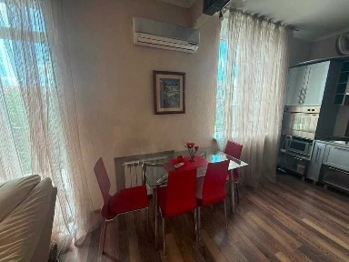 Здається 2х кімнатна в центрі