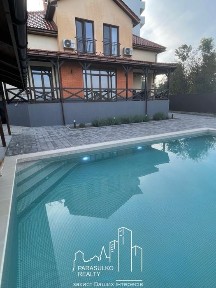 Продам просторий та сучасний будинок з басейном в місті