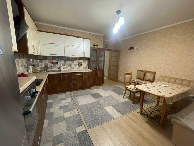 Продам великогабаритну трикімнатну квартиру. Центр. Закритий двір.