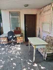 Здається невеличкий будинок на Правому березі
