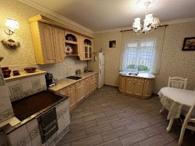 Будинок в Карпатах під лісом