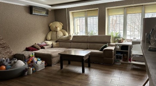 Простора 3-кімнатна квартира з джакузі, каміном та системою «Розумний дім».