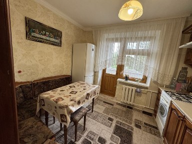 Здається 3-х кімнатна чешка Комарова низ