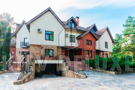 Продаж будинку на дві родини в елітній лісовій частині смт. Козин