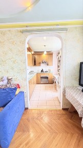 Продам 3 к. Квартиру Нескорених 32 з капітальним ремонтом, середній поверх, поряд метро Салтівська.