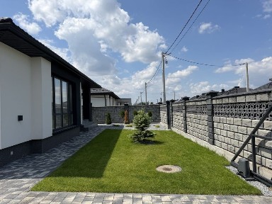 Продаж сучасного будинку з дорогии якісним ремонтом у затишній локації на околиці міста