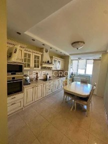 Простора 4-кімнатна квартира 142 м² у ЖК «Корона» біля метро «Позняки»