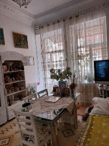 Трикімнатна квартира поблизу парка Шевченко на середньому поверху!