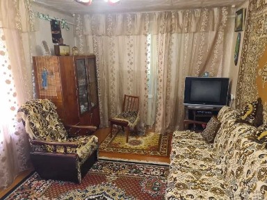 *Продаж 2-х кімнатної квартири з гаражем і земельною ділянкою в с. Лозівок.