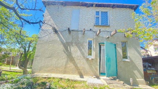 Продаж невеличкого будинка з земельною ділянкою біля пруда, Лідне