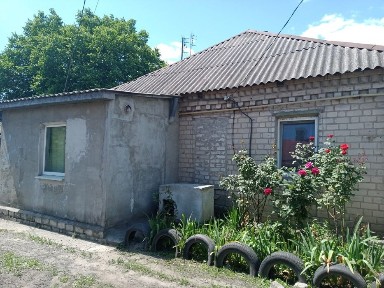Продам пол дома в центре.