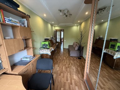 Продам 2-х кімнатну квартиру вул. Олега Міхнюка (Червоний міст)